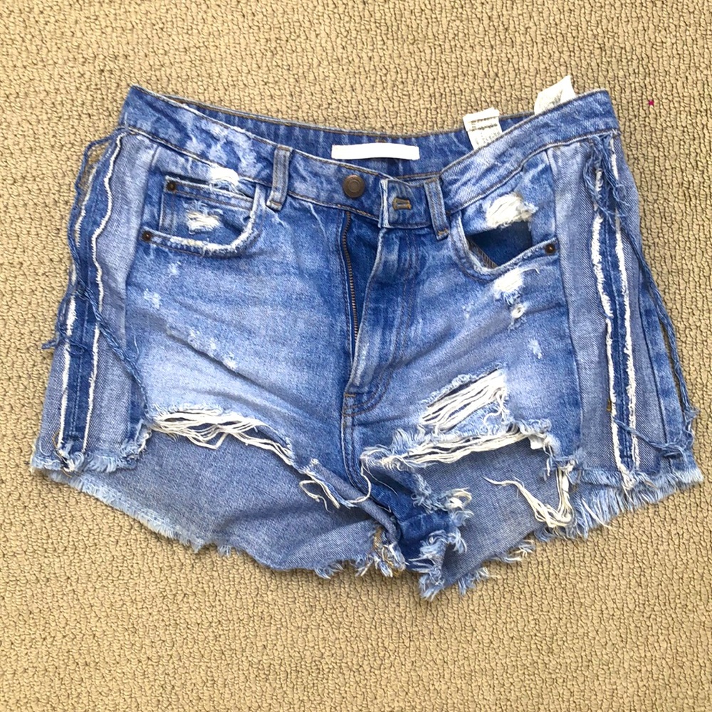 Zara Trafaiuo denim wear shorts.